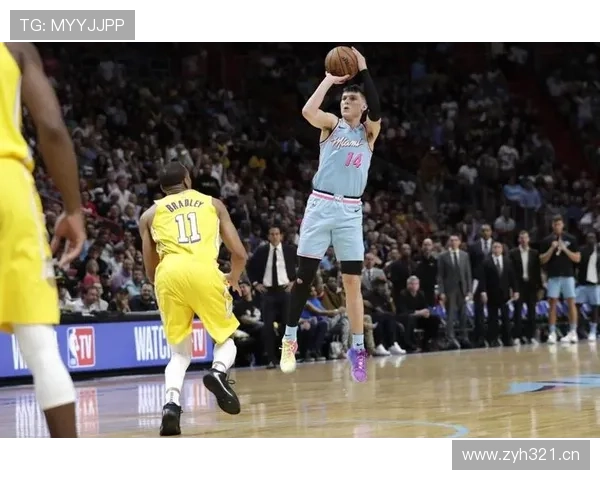 希罗无球跑动撕裂换防，较上季更拉开外线提效